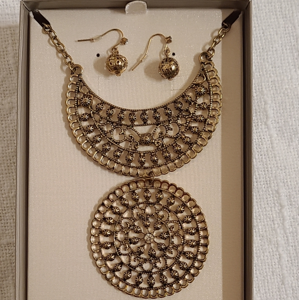 Elegant Gold Filigree Necklace and Earring Set